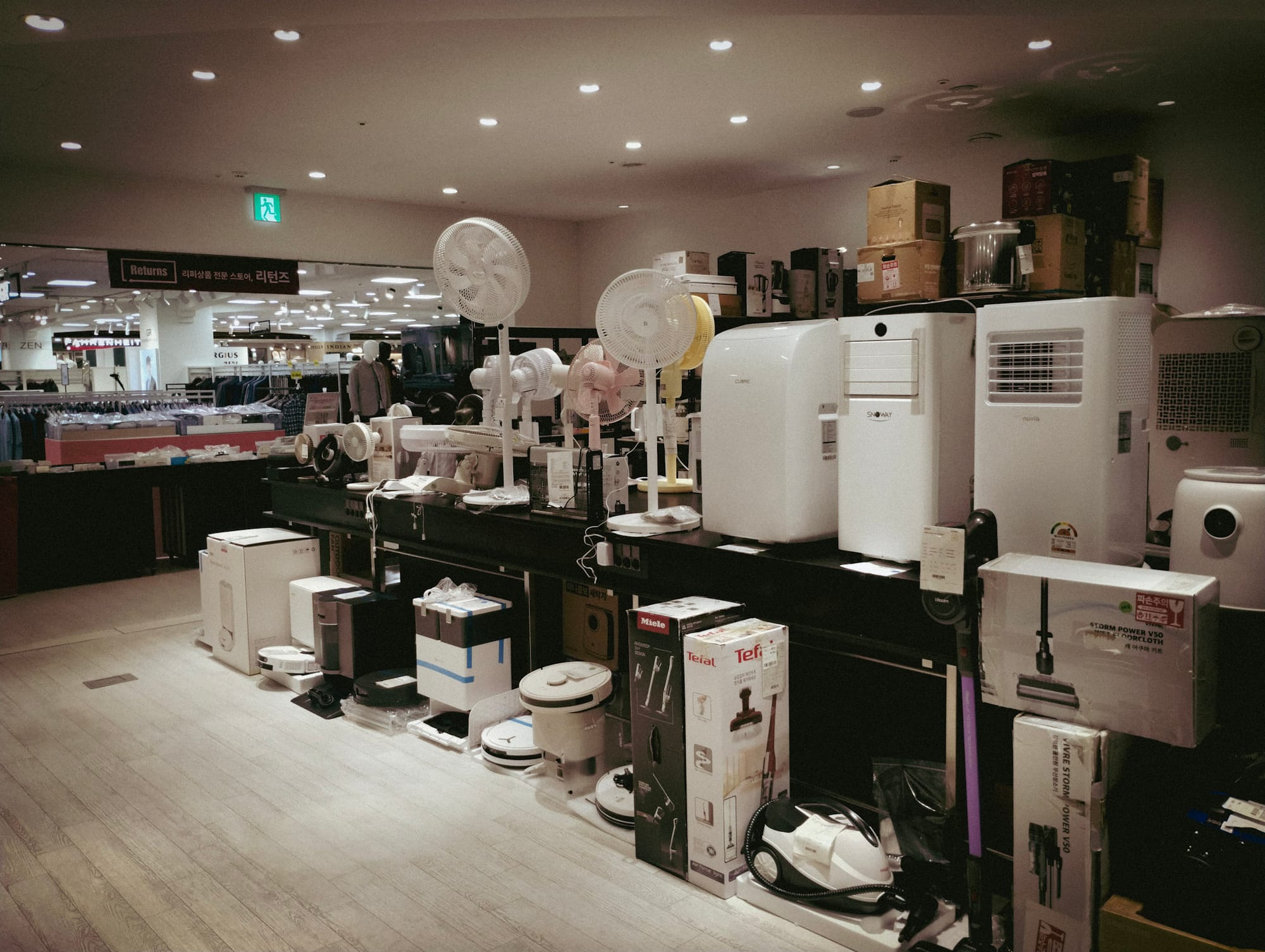 Returns 리턴즈 행복한백화점 매장 제품 진열